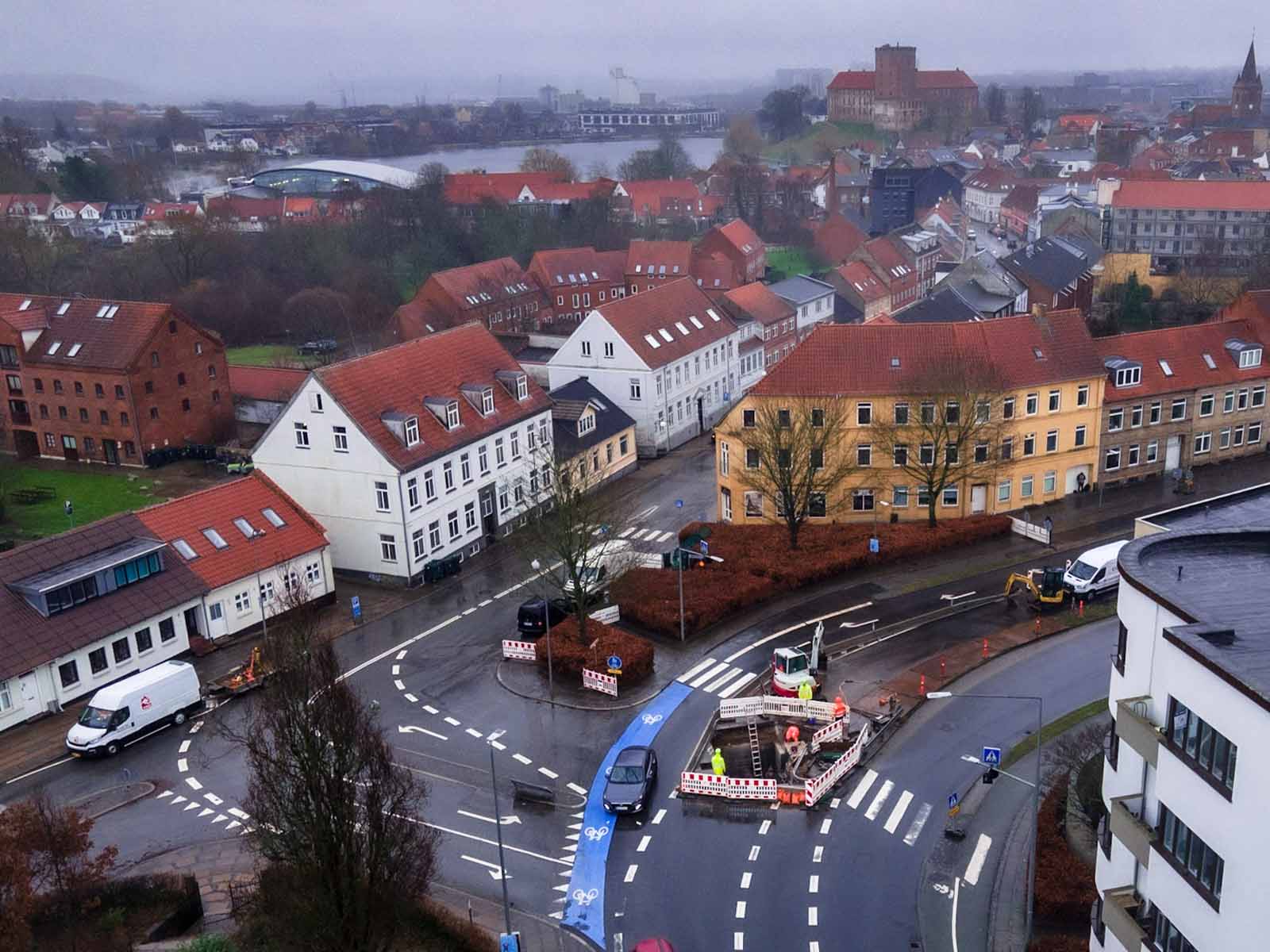 Udgravning i vejen i Kolding set fra oven.