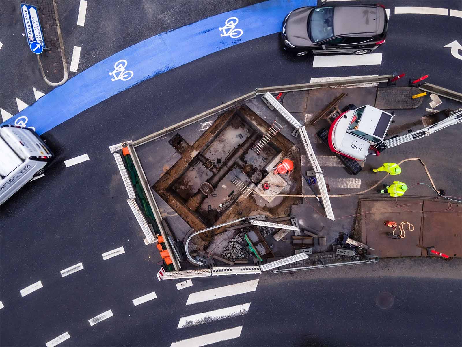 Udgravning i vejen i Kolding set fra luften.