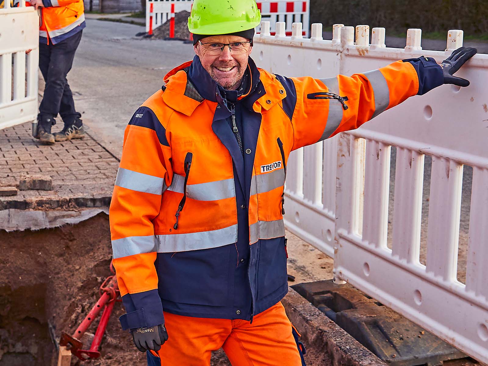 Glad montør der arbejder