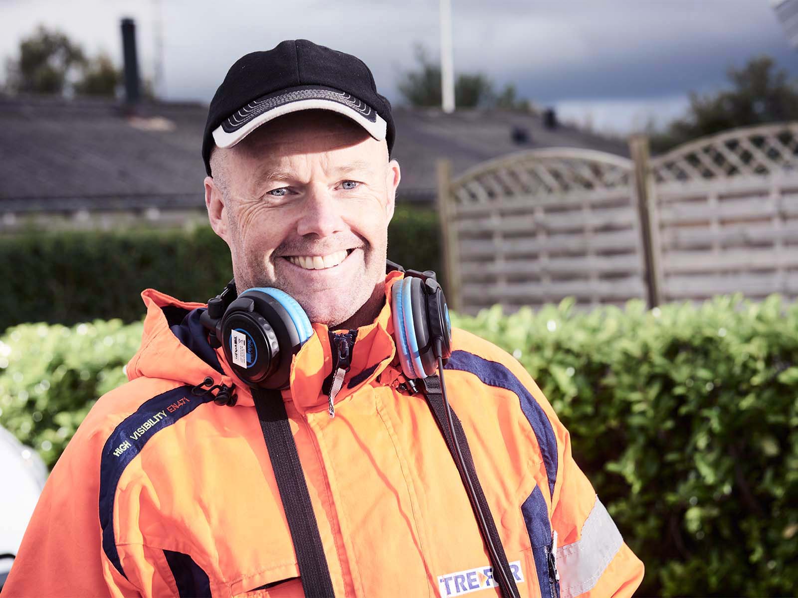 Montør i arbejdstøj, der smiler