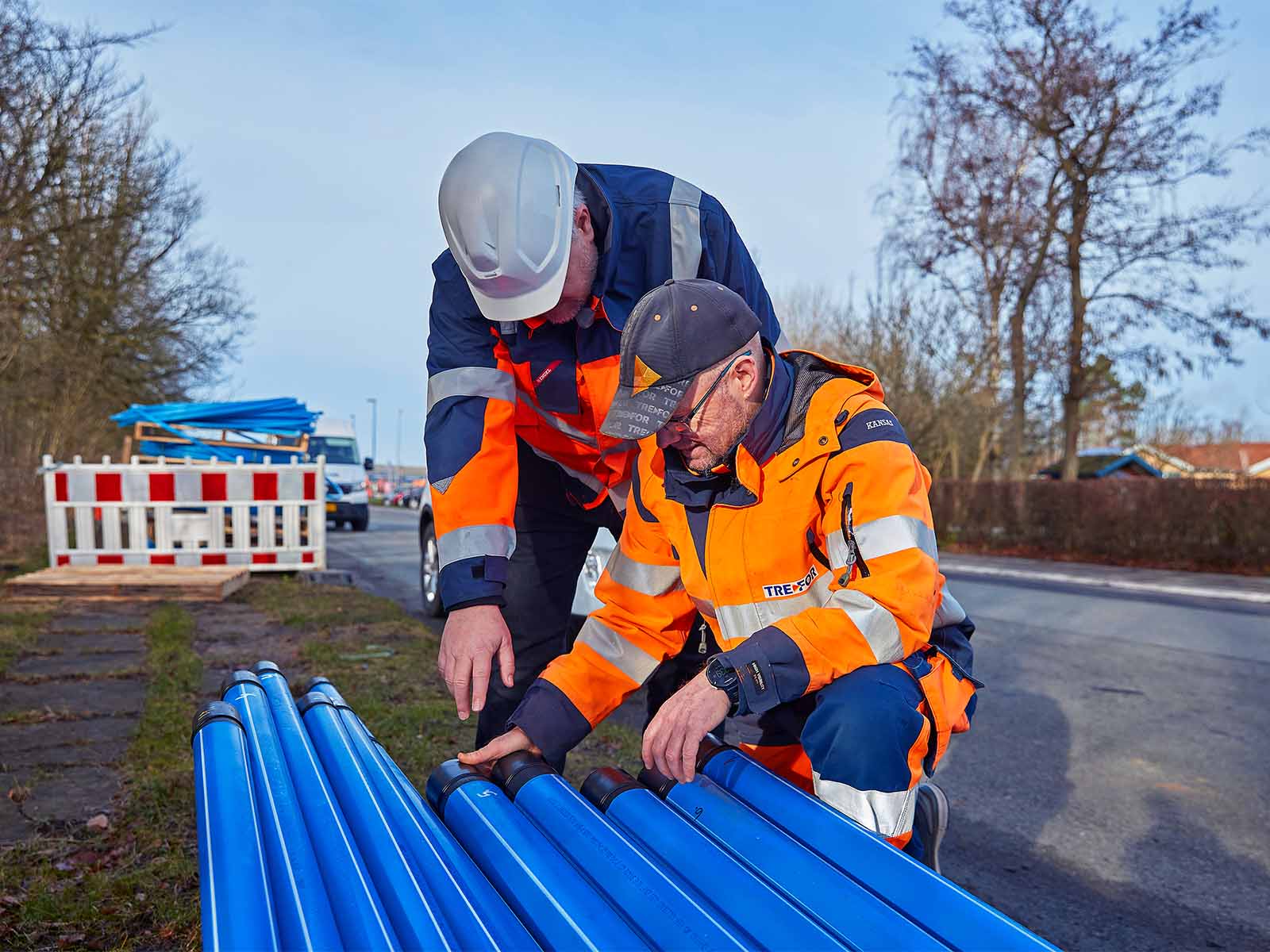 To arbejdsfolk tjekker vandrør
