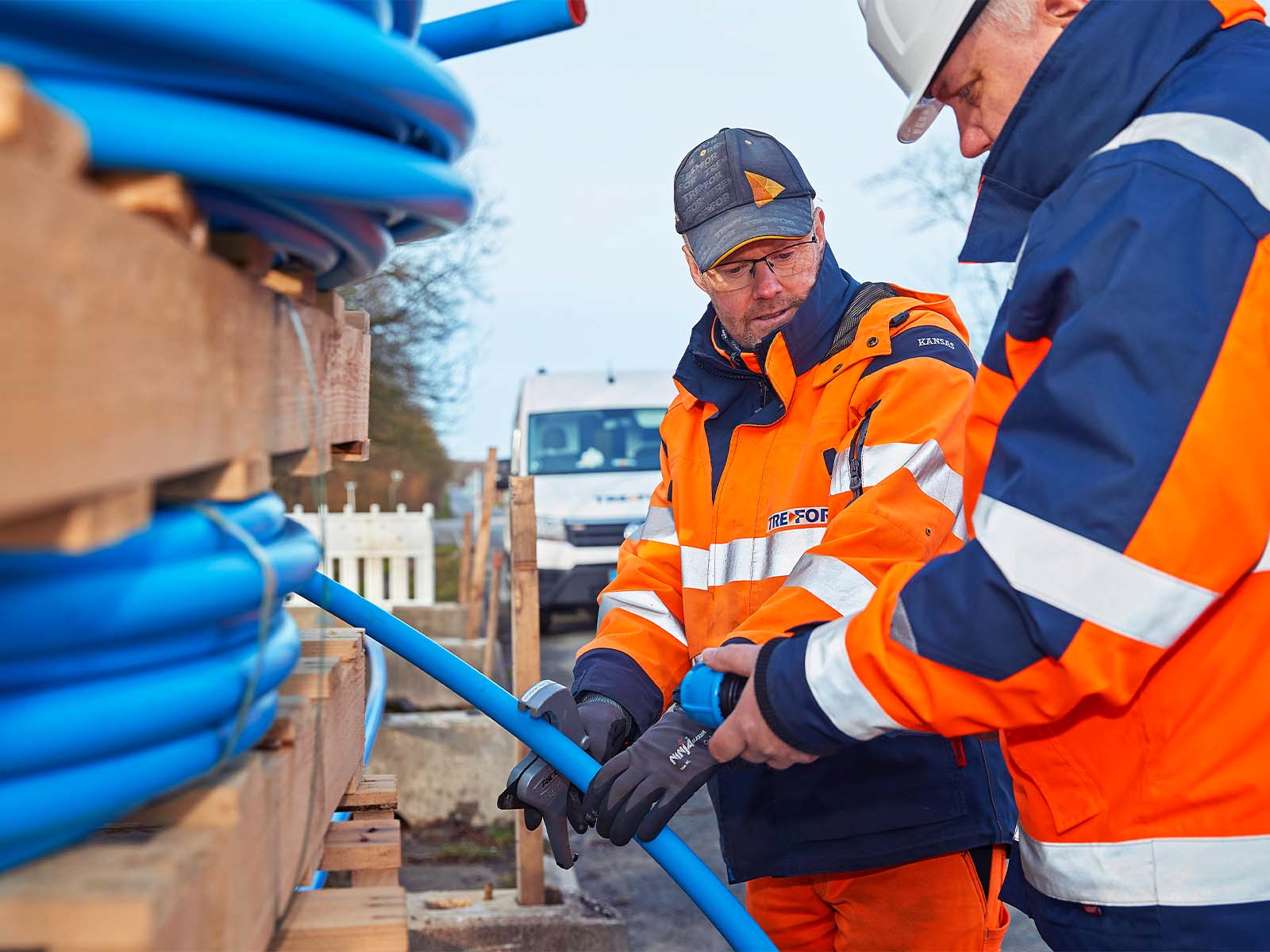 To arbejdsfolk tjekker vandrør