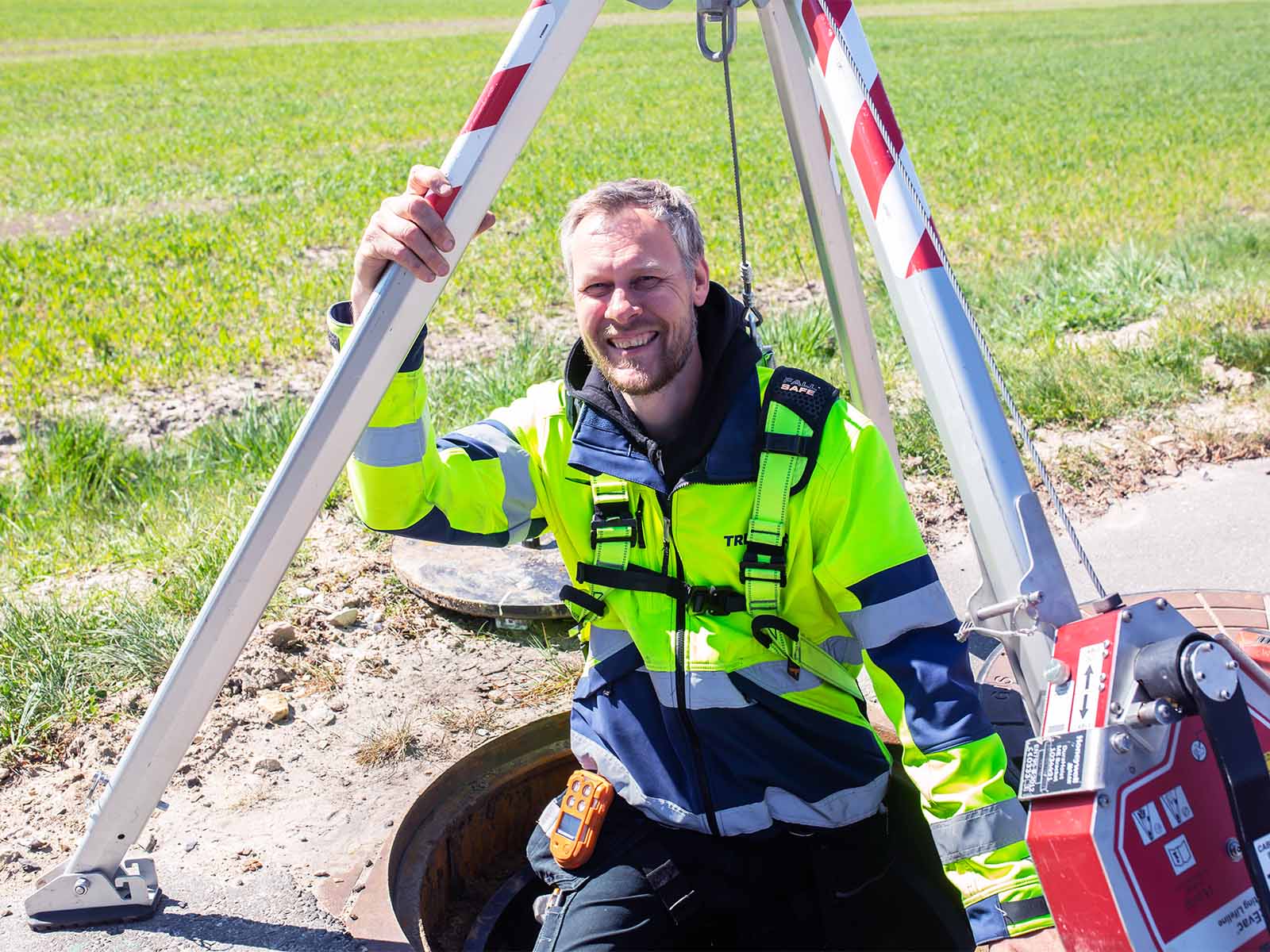 Montør på vej ned i kloak