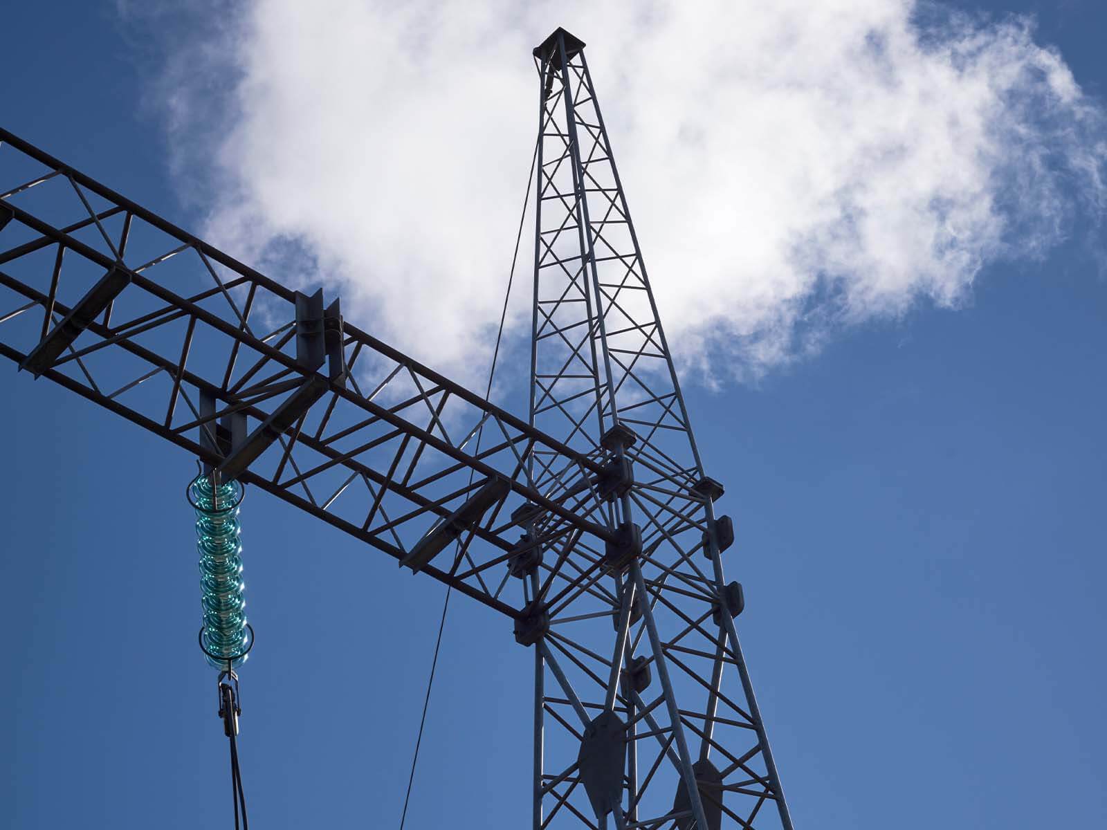 Elmast med skyer og himmel i baggrunden