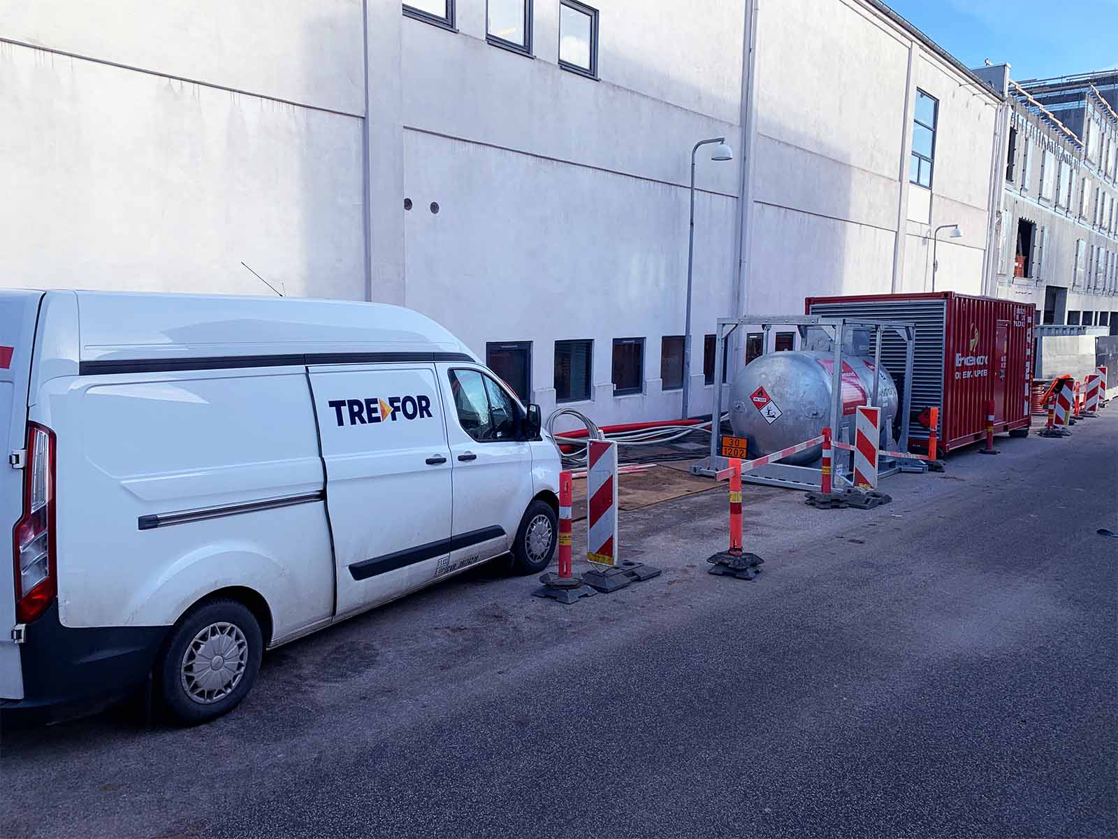 Generator foran bygning med bil fra TREFOR