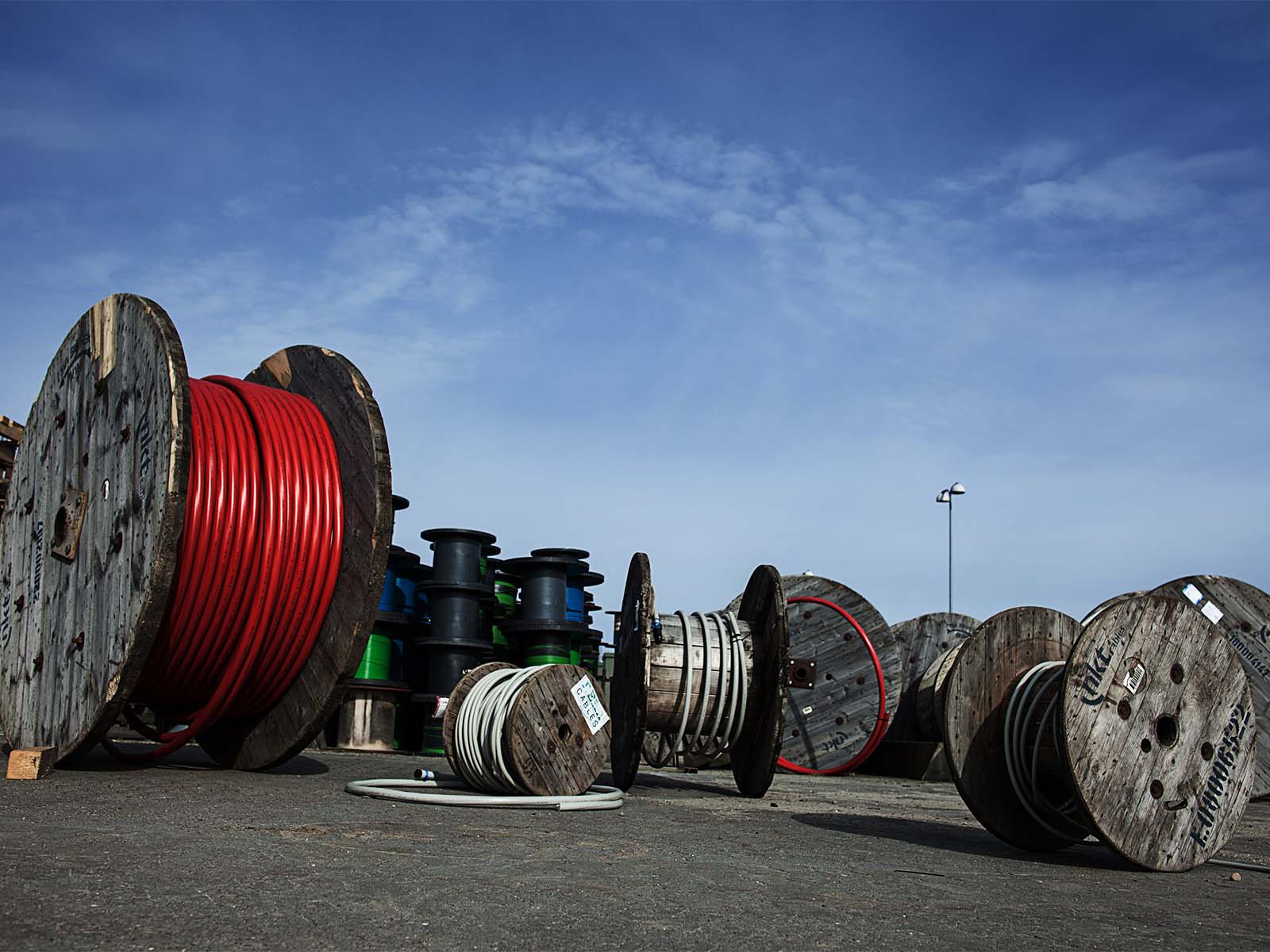 Store kabeltrumler står udendørs