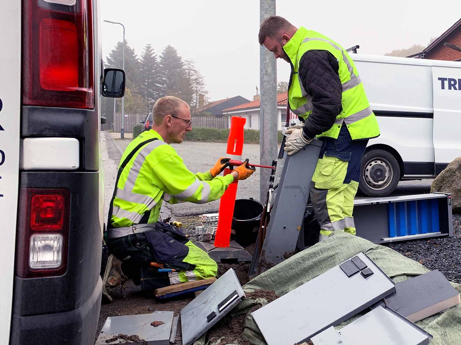 Elektrikere arbejder med udendørs elskab