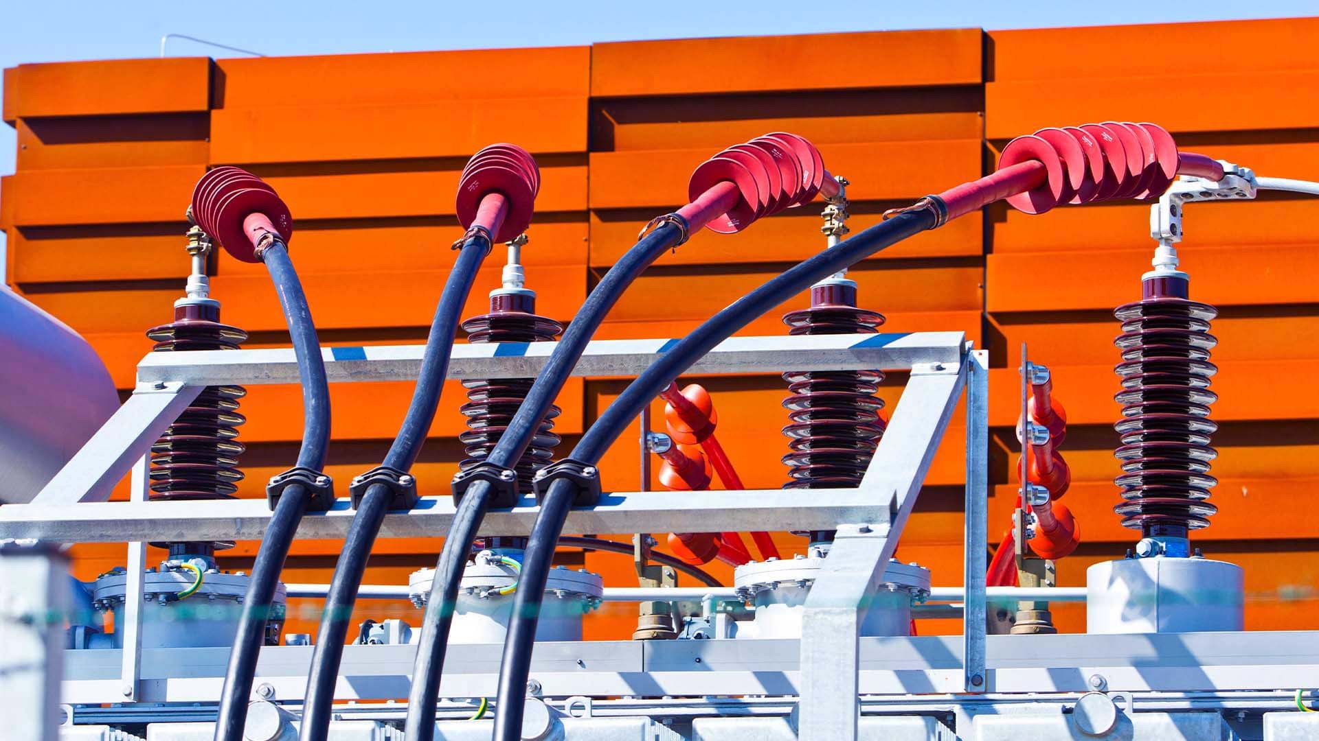 Close up af elektriske installationer ved transformerstation