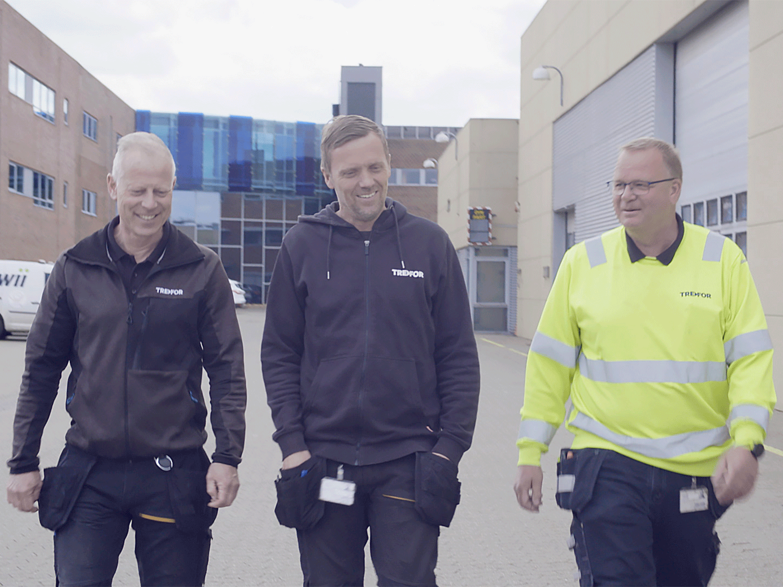 Elektriker går med sine kollegaer. 