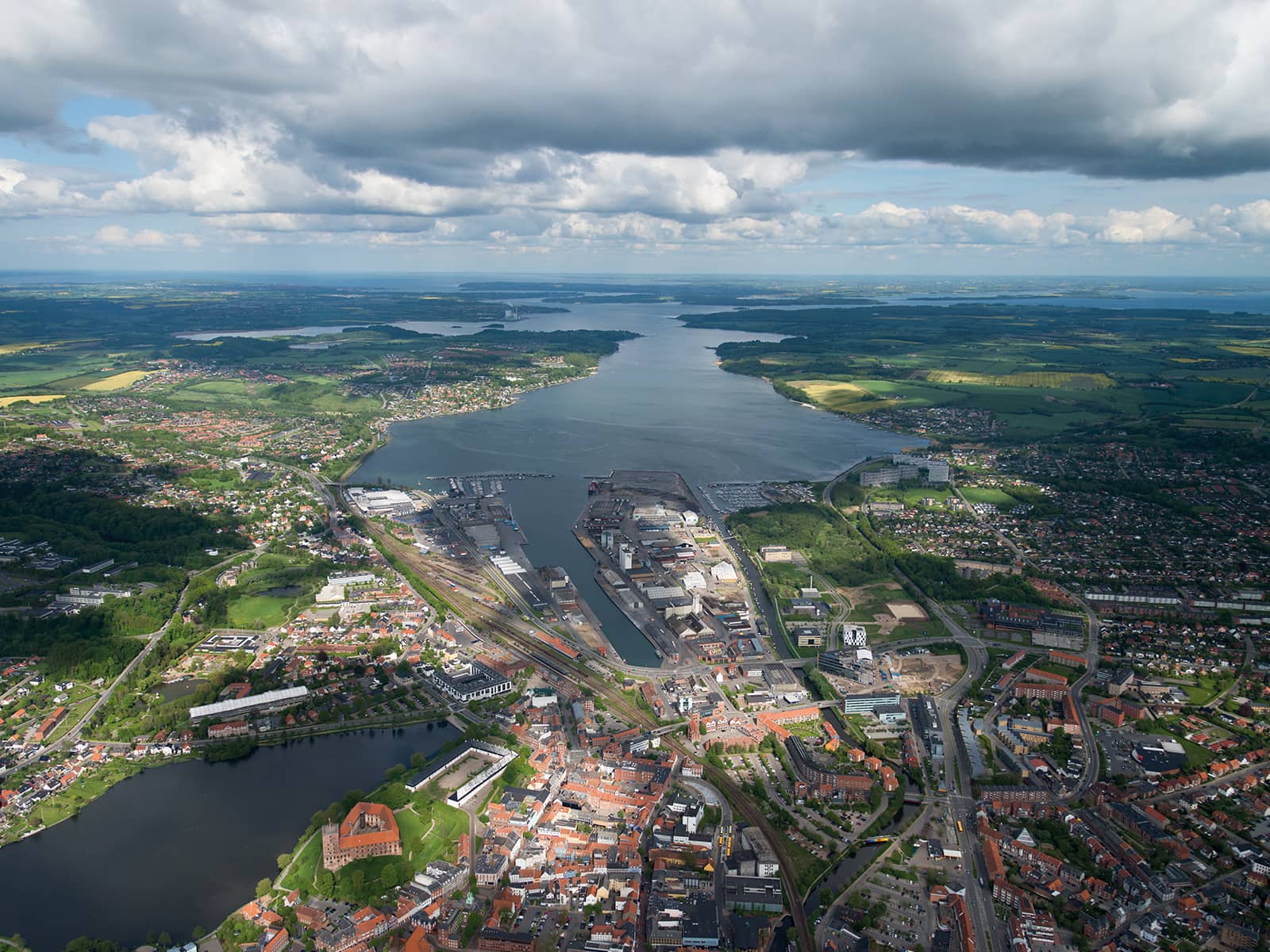 Der er skyer på himlen over Kolding. 