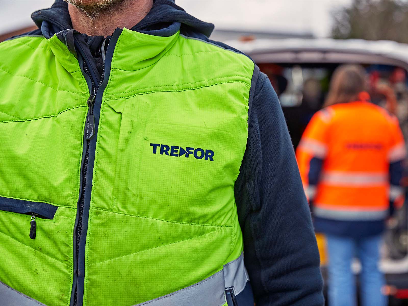 To mænd er mødt ind i arbejdstøjet. 