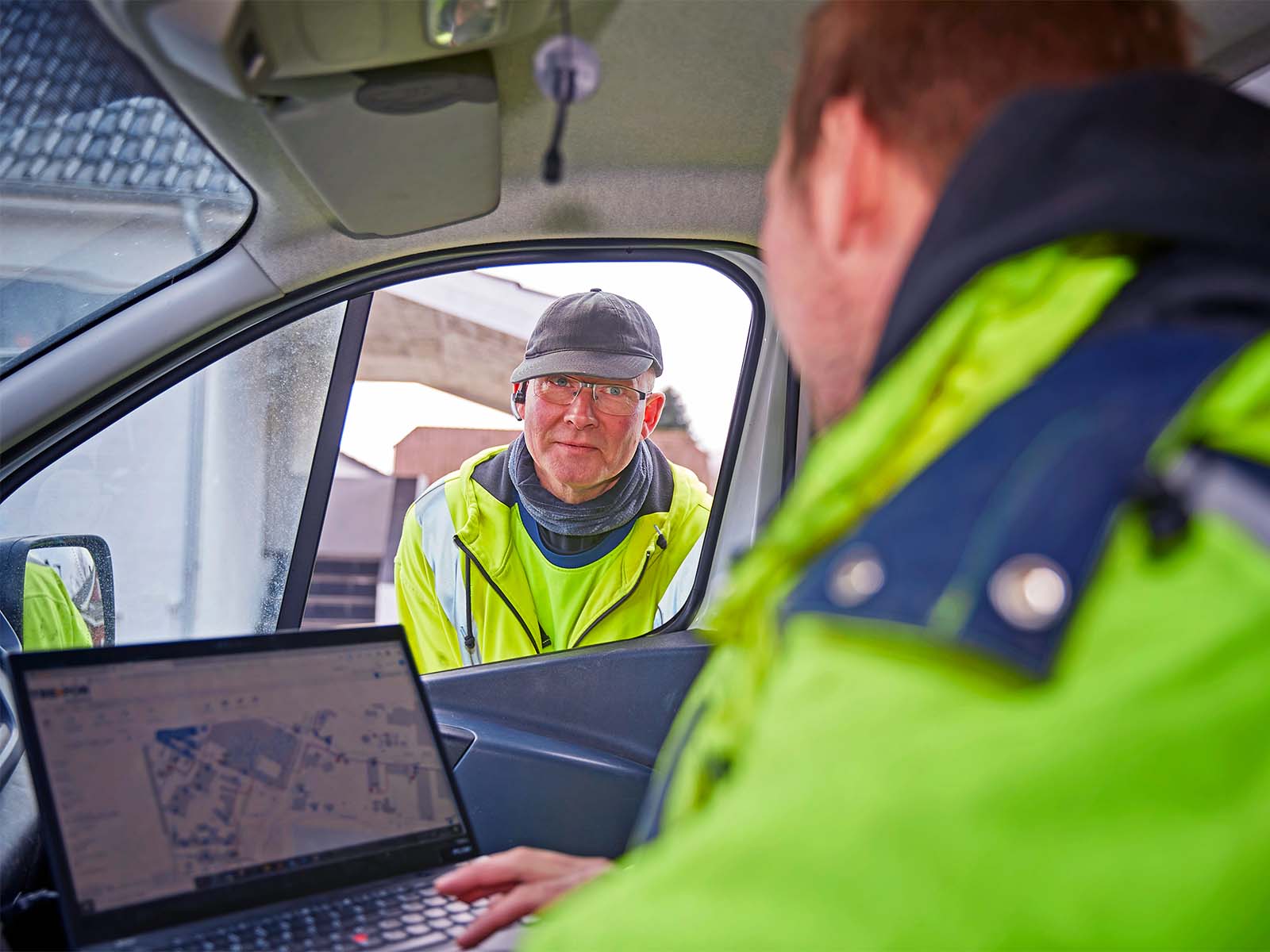 Mand kører afsted i sin arbejdsbil. 