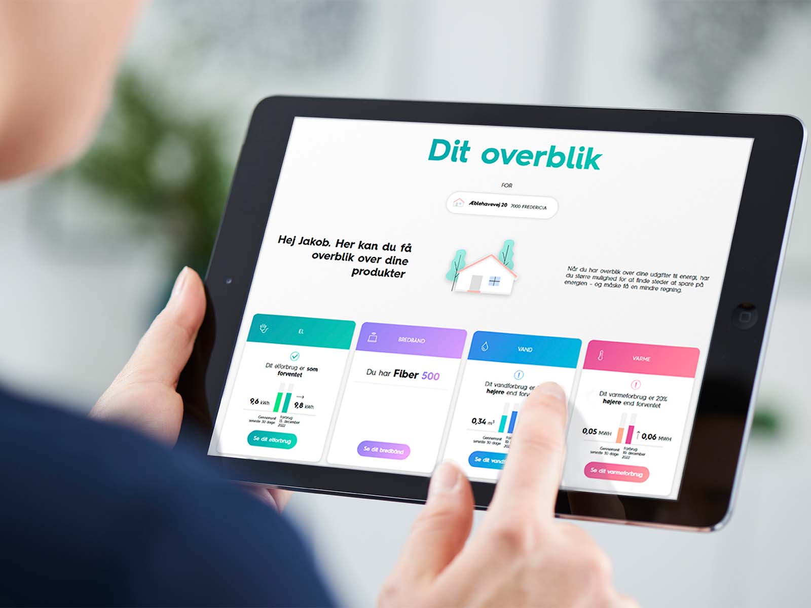 Kvinde holder tablet. På tabletten vises selvbetjeningen hos TREFOR. Her kan du blandt andet se dit forbrug og skifte betalingsmetode.